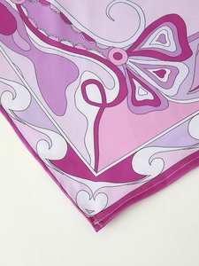 Makro-Detail des Satingewebes mit rosa Retro-Geometrieprint und feinen Rollkanten