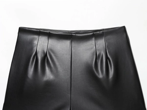 Détail du short en similicuir taille haute avec taille plissée et coutures fines