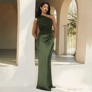 Robe de soirée élégante vert olive à une épaule avec jupe en satin et bustier plissé