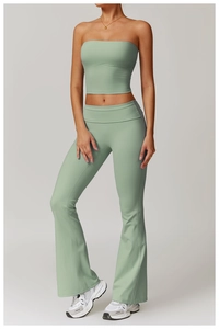 Vue de face d'un ensemble de yoga vert gris avec haut bustier et pantalon évasé