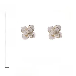 Specifications of camellia earrings showing 8.9g weight and 2cm size dimensions