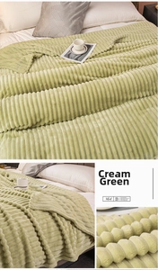 Dettaglio della coperta in velluto verde latte con morbide strisce verticali e soffice trama