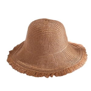 Brauner Strohhut mit ausgefranster Krempe und atmungsaktivem Design für den Strandurlaub