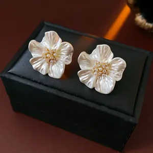 Luxurious gold-plated flower stud earrings with shimmering pearls and zircon details