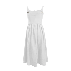 Détails de la fermeture éclair invisible et des bretelles sur cette robe trapèze blanche