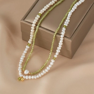 Double-layer necklace with green gemstones and natural pearls on golden chain