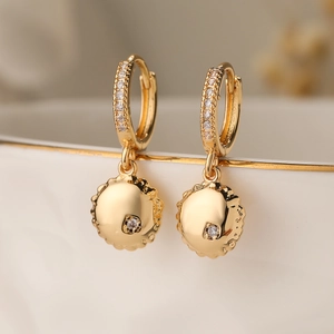 Orecchini a cerchio geometrici placcati in oro con pavé di zirconi cubici scintillanti