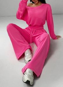 Detail von rosarotem Lounge-Set mit schulterfreiem Oberteil und Kordelzug-Hose mit weitem Bein