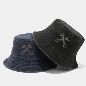 Bob vintage en coton lavé avec broderie créative de clé à molette pour homme