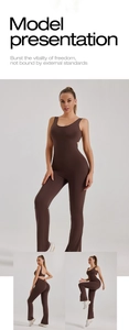 Drei Ansichten eines braunen Yoga-Jumpsuits mit Cut-outs, Schlaghose und schmaler Passform