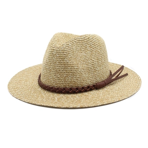 Chapeau Panama en paille naturelle respirante avec ruban en cuir marron et détail gland