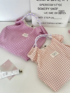 Borsa tote a scacchi con manici in corda intrecciata ed etichetta del marchio