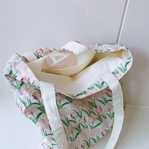Detailansicht der Baumwolltasche mit Innentasche und Tulpenblütenmuster-Aufdruck