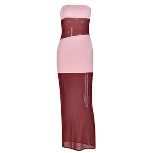 Dettaglio dell'abito lungo in mesh con scollo a barca in rosa e bordeaux bicolore
