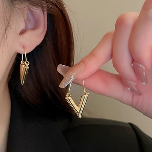 Boucles d'oreilles géométriques en forme de V dorées et polies pour femmes au style épuré