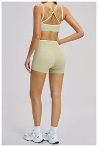 Vista posteriore del set da yoga con reggiseno sportivo vogatore e pantaloncini a vita alta