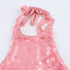 Robe dos nu rose à paillettes élégante avec tissu en maille pour un look de soirée