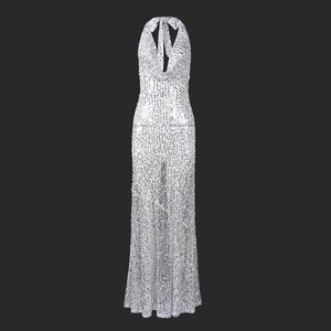 Détail des paillettes argentées sur une robe de soirée dos nu avec col licou