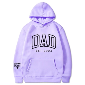 Détail du sweat à capuche lavande avec imprimé DAD 2024 et motif cœur au poignet
