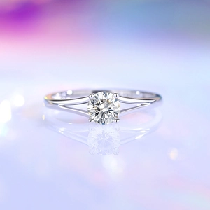 Exquisite 0.5ct Moissanite S925 silver ring with 4-prong setting and mirror reflection
