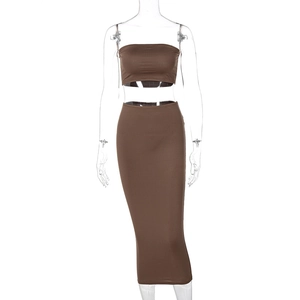 Détail d'un ensemble marron café comprenant un haut bustier et une jupe midi moulante