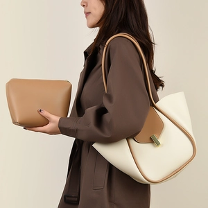 Ensemble sac cabas et pochette bicolore en cuir blanc crème et marron café élégant
