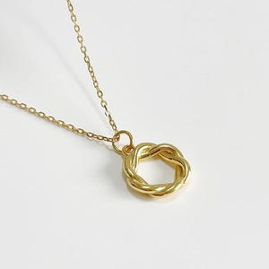 Minimalist 925 sterling silver golden wreath necklace with a twisted circular pendant