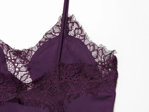Dettaglio ravvicinato del bordo in pizzo viola e spalline di questo top a canotta alla moda