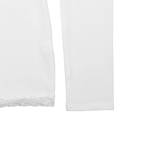 Détail du body blanc à manches longues avec bordure en dentelle délicate sur l'ourlet