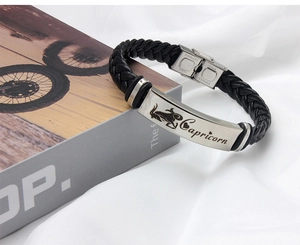 Detailaufnahme des Steinbock Sternzeichen Lederarmbands mit gravierter Edelstahlplatte