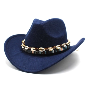 Détail d'un chapeau fedora bleu foncé avec ruban ethnique et ornements en coquillages
