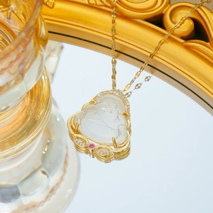 Elegante collar con colgante de Buda en oro con jade blanco y circonitas brillantes