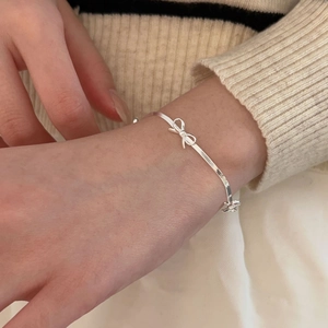Bracelet minimaliste en argent S925 avec nœud et chaîne serpent porté au poignet