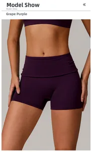 Détail du short de yoga violet raisin à taille haute avec contrôle du ventre et séchage rapide