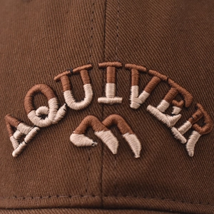 Dunkelbraune Baumwoll-Baseballkappe mit gesticktem Berglogo und AQUIVER-Schriftzug