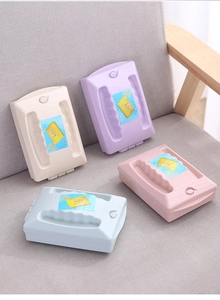 Collezione di quattro spazzole levapelucchi a doppio rullo color pastello su una superficie.