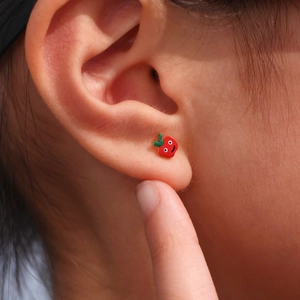Orecchino a perno mela rossa con foglia verde per set di gioielli da bimbi