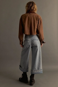 Rückansicht der verwaschenen gestreiften Jeans mit einer verkürzten Retro-Jacke