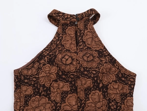 Détail du décolleté dos nu en jacquard floral avec volants et fermeture à bouton