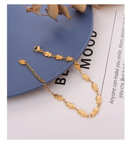 Detailed close-up of a 18k gold-plated titanium steel bracelet featuring fish-shaped links