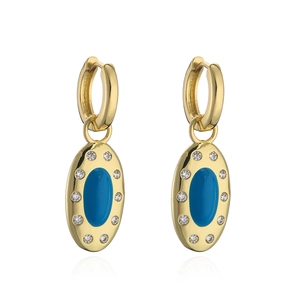 Dettaglio orecchini in oro 18K con pietre blu ovali e micro-zirconi incastonati
