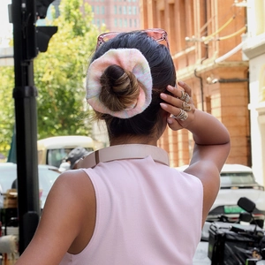 Vista ravvicinata dell'elastico in peluche colorato su un'acconciatura a chignon