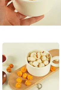 Primer plano del llavero de palomitas realista con taza de cerámica y anillo metálico