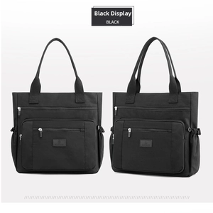 Détail du grand sac cabas noir en nylon avec de multiples poches et fermetures éclair