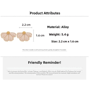Detail of floral earrings showing 5.4g weight and 2.2cm size measurements in macro view