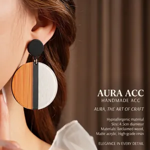 Boucles d'oreilles rondes bicolores marron, noir et blanc portées par un mannequin femme
