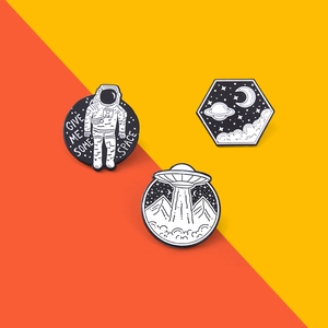 Lot de trois broches en émail sur le thème de l'espace avec astronaute, lune et OVNI