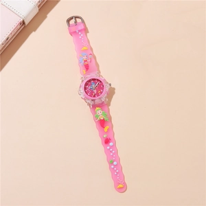 Dettaglio dell'orologio da bambina rosa con sirena, cinturino in silicone e quadrante luminoso