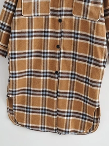 Détails du manteau en laine à carreaux marron avec poches poitrine et boutons foncés