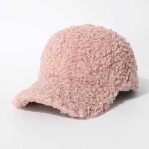 Detailansicht der rosa Teddy-Fleece-Baseballkappe mit dicker Textur und gebogenem Schirm